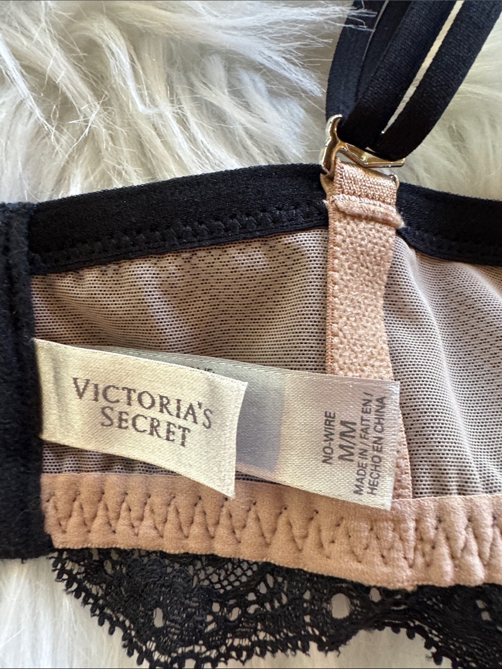 VS 2011 Seduction No Wire Bra in Red/Black Lace - Picture 5 of 6
